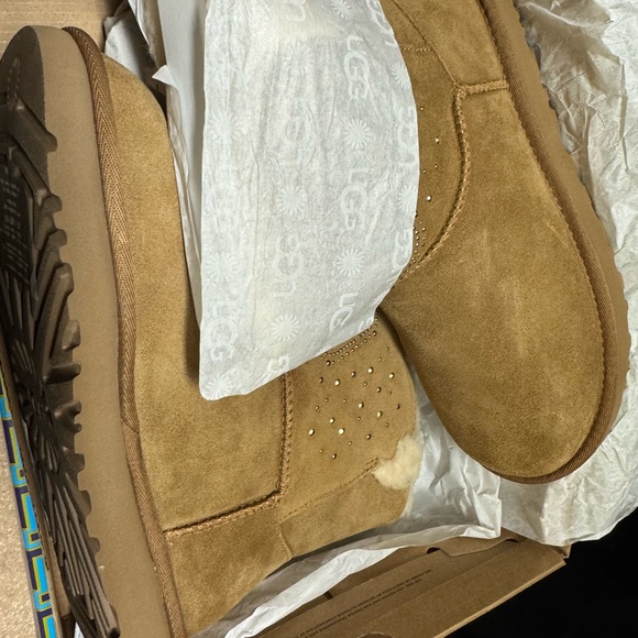 Tan ugg boot - Picture 7 of 9